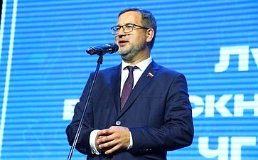 Николай Владимиров поздравил лучших студентов-активистов с окончанием вуза