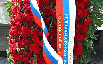 Церемония возложения венков к Вечному огню