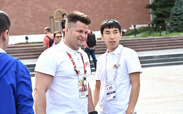 Участники «Поезда Памяти» возложили цветы к Могиле Неизвестного Солдата в Александровском саду и посетили Кремль