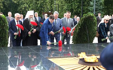 Церемония возложения венков к Вечному огню