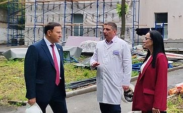 Александр Ролик в ходе региональной недели посетил реконструируемый корпус реабилитационного центра для участников СВО при Владивостокской клинической больнице №1