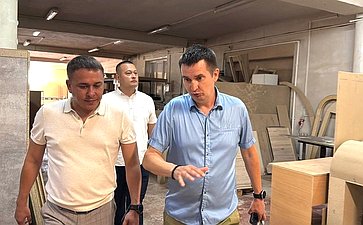 Айрат Гибатдинов в ходе работы в регионе посетил одно из предприятий Ульяновской области, которое более десяти лет успешно работает на российском мебельном рынке