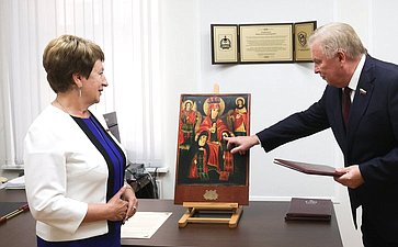 Передача освященного списка Иконы Селенгинского пехотного полка Богоматерь Печерская севастопольцам от жителей Республики Бурятия, в знак исторической связи между российскими регионами