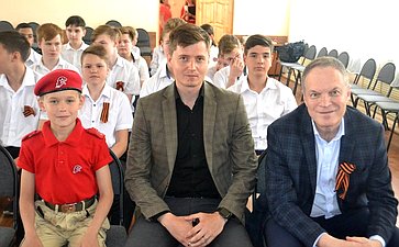 Александр Башкин принял участие в торжественной церемонии вступления в «Юнармию» учеников одной из школ Астрахани