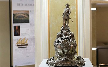В Совете Федерации проходит выставка «К 350-летию со дня рождения Петра I: секулярный мир и религиозность»