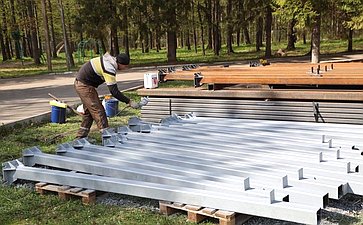 Николай Владимиров посетил Моргаушский округ и совместно с министром образования региона Дмитрием Захаровым проконтролировал ход строительства быстровозводимых корпусов в детских оздоровительных лагерях