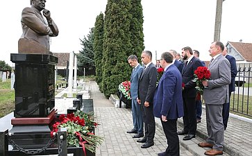 Сенаторы РФ приняли участие в церемонии возложения цветов к мемориалу