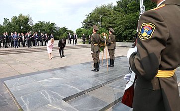 Парламентская делегация возложила цветы к Монументу «Мать Армения»