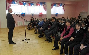 Н. Петрушкин в встретился с педагогическим коллективом и учащимися общеобразовательной школы № 33 города Саранска 3