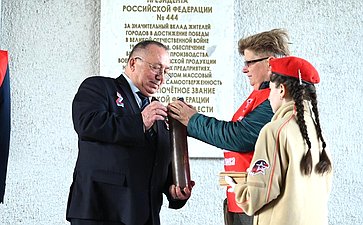 Челябинцы передали землю для памятной стелы красноармейцам на Невском пятачке, защищавшим Ленинграда