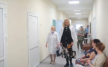 Екатерина Грибкова в рамках поездки в регион посетила Республиканский госпиталь и ознакомилась с ходом ремонтных работ