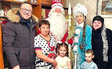 Андрей Хапочкин в рамках акции «Ёлка желаний» передал подарки детям в отдалённые районы острова Сахалин