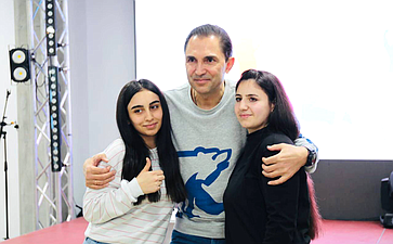 Андрей Хапочкин встретился с сахалинской молодежью в рамках слета «Время быть», приуроченного к Всемирному дню молодежи