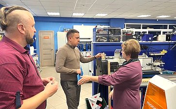 Айрат Гибатдинов посетил фабрику в Заволжском районе Ульяновской области, которая специализируется на деревообработке