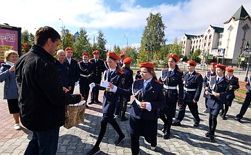Эдуард Исаков в День танкиста встретился со школьницей Алисой Салимовой из г. Югорска