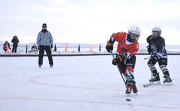 Александр Жуков принял участие в открытии хоккейного турнира, который проводился на территории курорта «Озеро Шира» — уникальной хакасской здравницы
