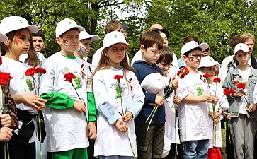 В Год защитника Отечества и 80-летия Победы в Великой Отечественной войне 1941–1945 годов сенаторы РФ и сотрудники Аппарата СФ провели акцию «Сад Памяти» — высадили 250 кустов сирени в музее-заповеднике «Горки Ленинские»