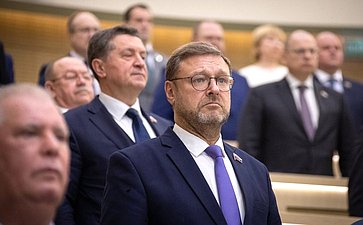Сенаторы слушают гимн России перед началом 473-го заседания Совета Федерации