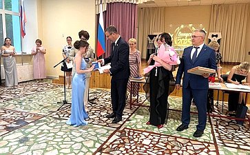 Николай Владимиров вручил аттестаты и медали выпускникам школы № 31 города Чебоксары