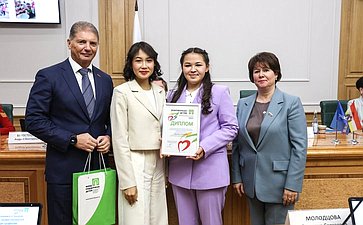 В Совете Федерации наградили лидеров ХII Всероссийской акции «Добровольцы – детям»