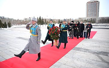 В составе делегации Постоянной комиссии МПА СНГ Татьяна Сахарова приняла участие в церемонии возложения цветов к Монументу «Защитники Отечества»