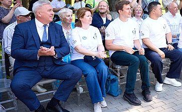 В День семьи, любви и верности во Владимирской области состоялось Всероссийская акция «День рождения семьи», в ходе которой сенаторы поздравили молодожёнов