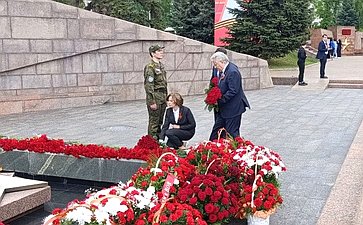 Марина Сидухина приняла участие в церемонии возложения цветов к горельефу «Скорбящей матери-Родине»