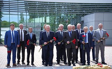В г. Екатеринбурге сенаторы РФ провели церемонии возложения цветов к Широкореченскому военно-мемориальному комплексу, посвященному погибшим в Великой Отечественной войне, а также к военно-мемориальному комплексу «Черный тюльпан»