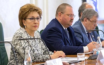 Г. Карелова, О. Мельниченко и А. Чернецкий