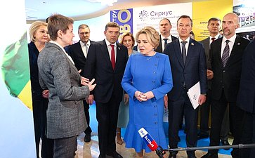 Валентина Матвиенко и Елена Шмелева посетили выставку, рассказывающую об Образовательном центре «Сириус» и перспективах его развития