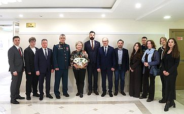 В Совете Федерации состоялось торжественное открытие выставки живописи и графики «Образ защитника»