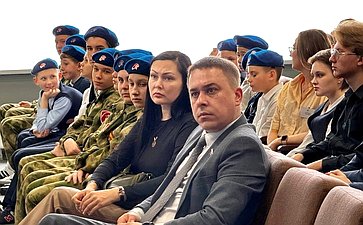 Айрат Гибатдинов вместе с участником СВО, кавалером трех орденов Мужества Денисом Черняковым провели «Урок мужества» в ульяновском лицее № 102
