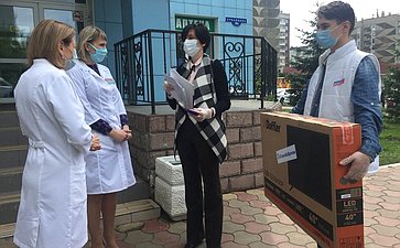 В больницы города Красноярска и Красноярского края поступили подарки для медицинских работников