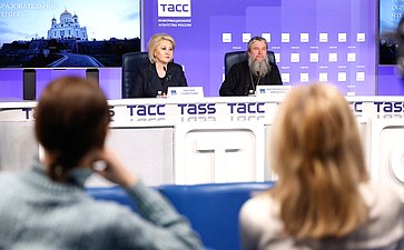 Лилия Гумерова приняла участие в пресс-конференции в Агентстве ТАСС, посвященной предстоящим XIV Рождественским парламентским встречам