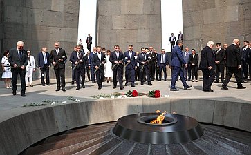 Сенаторы РФ посетили Мемориал памяти жертв геноцида армян «Цицернакаберд» и возложили цветы к Вечному огню