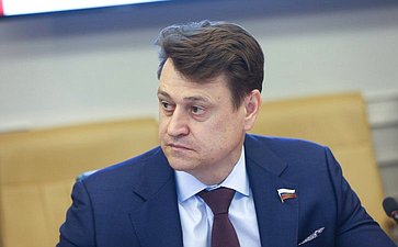 Олег Голов