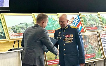 Айрат Гибатдинов вручил Денису Чернякову Благодарственное письмо Совета Федерации