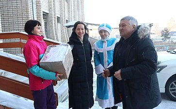 Сергей Михайлов посетил моностационар, который был развернут для борьбы с COVID-19 на базе Нерчинской центральной районной больницы и поздравил медицинский персонал с наступающим Новым годом