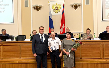 Николай Семисотов провел награждение медалью Совета Федерации «За проявленное мужество» детей из Волгоградской области