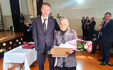 Виталий Назаренко поздравил педагогов с Днем учителя