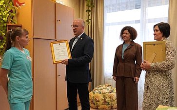 Олег Цепкин посетил копейский Геронтологический центр