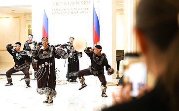 Валентина Матвиенко и Владислав Кузнецов осмотрели выставку, развернутую в Совете Федерации, которая посвящена истории, современности и перспективам развития Чукотского автономного округа