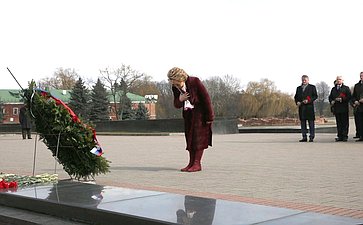 Делегация Совета Федерации возложила венок и цветы к Вечному огню в Бресте