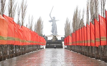 Сергей Горняков и Николай Семисотов в день 81-й годовщины победы в Сталинградской битве почтили память погибших героев