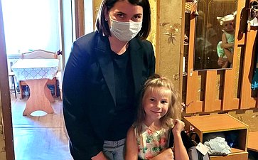 Юлия Лазуткина приняла участие в региональном благотворительном проекте «Подготовь ребенка к школе»