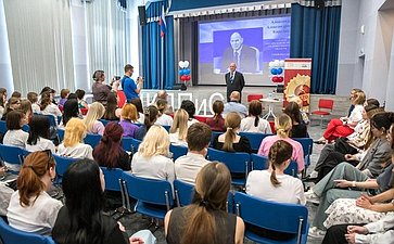 Александр Карелин провёл встречу со студентами Новосибирского колледжа лёгкой промышленности и сервиса