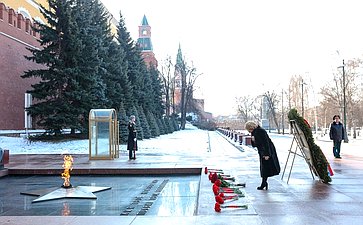 Председатель Совета Федерации Валентина Матвиенко возложила цветы к Могиле Неизвестного Солдата у Кремлевской стены