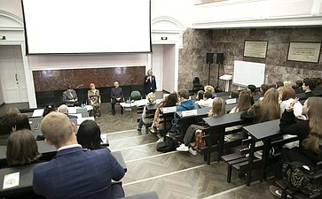 Наталия Косихина встретилась с обучающимися в Москве студентами из Ярославской области