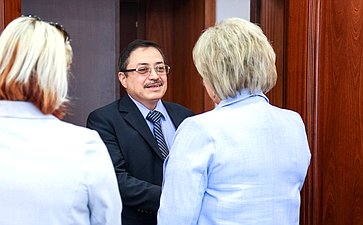 Встреча Елены Писаревой с Чрезвычайным и Полномочным Послом Республики Эль-Сальвадор в Российской Федерации Юрием Павлом Сантакрусом Пердомо