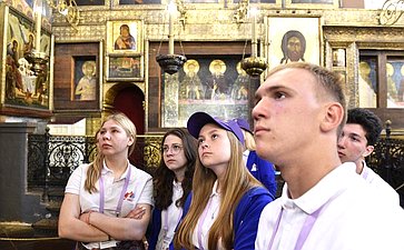 Участники «Поезда Памяти» возложили цветы к Могиле Неизвестного Солдата в Александровском саду и посетили Кремль